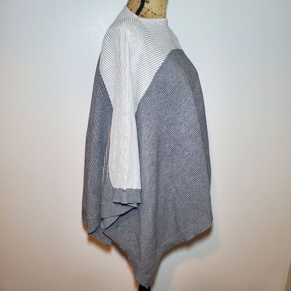 Lululemon It All Lines Up Poncho - Picture 8 of 15